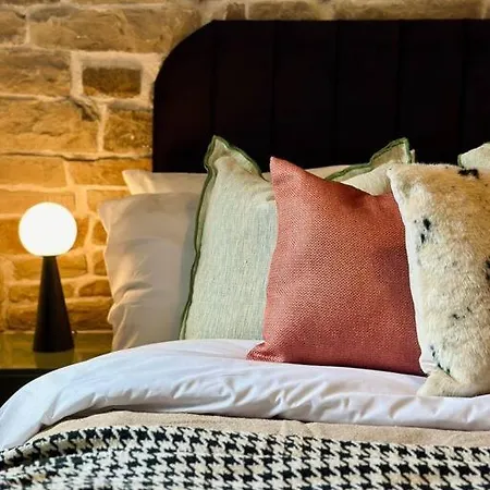 In Bradford With Free Parking Sleeps 4 Holiday home *