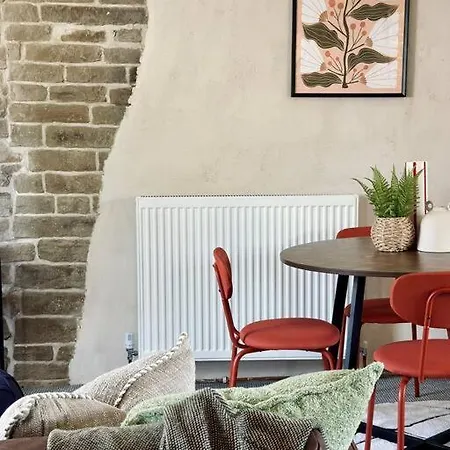 In Bradford With Free Parking Sleeps 4 *