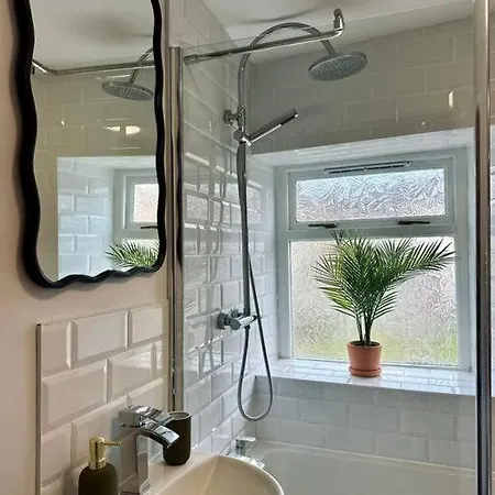 Holiday home In Bradford With Free Parking Sleeps 4