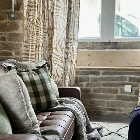 In Bradford With Free Parking Sleeps 4 Holiday home *