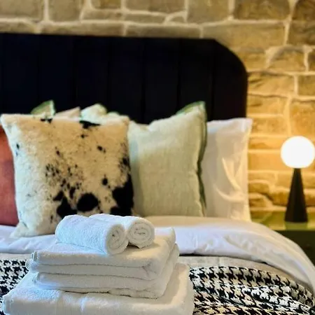 In Bradford With Free Parking Sleeps 4 Holiday home *