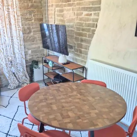 In Bradford With Free Parking Sleeps 4 *