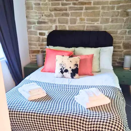 In Bradford With Free Parking Sleeps 4 *