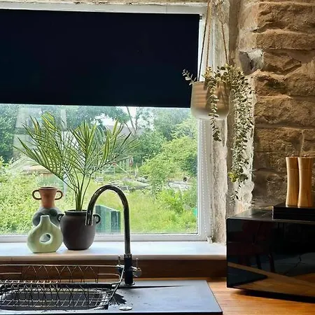 Spacious And Cosy 2 Bedroom In Sleeps 4 By Purestay - 14 Nights Min!