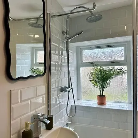 Dom wakacyjny Spacious And Cosy 2 Bedroom In Sleeps 4 By Purestay - 14 Nights Min!